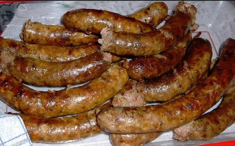 Cârnați de casă fragezi și aromați, ca la bunica: rețeta de Crăciun și sfaturile unui bucătar