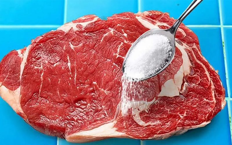 Carne tare și fibroasă? Ingredientul din dulap care o face fragedă și o topește în gură
